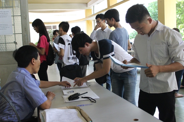 Căng thẳng rút – nộp hồ sơ xét tuyển đại học ngày áp chót